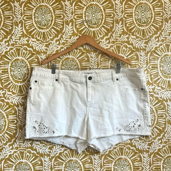 NWT Torrid White Denim Mid Rise Frayed Hem Embroidered 3.5” Shorts Size 20 - Picture 7 of 10